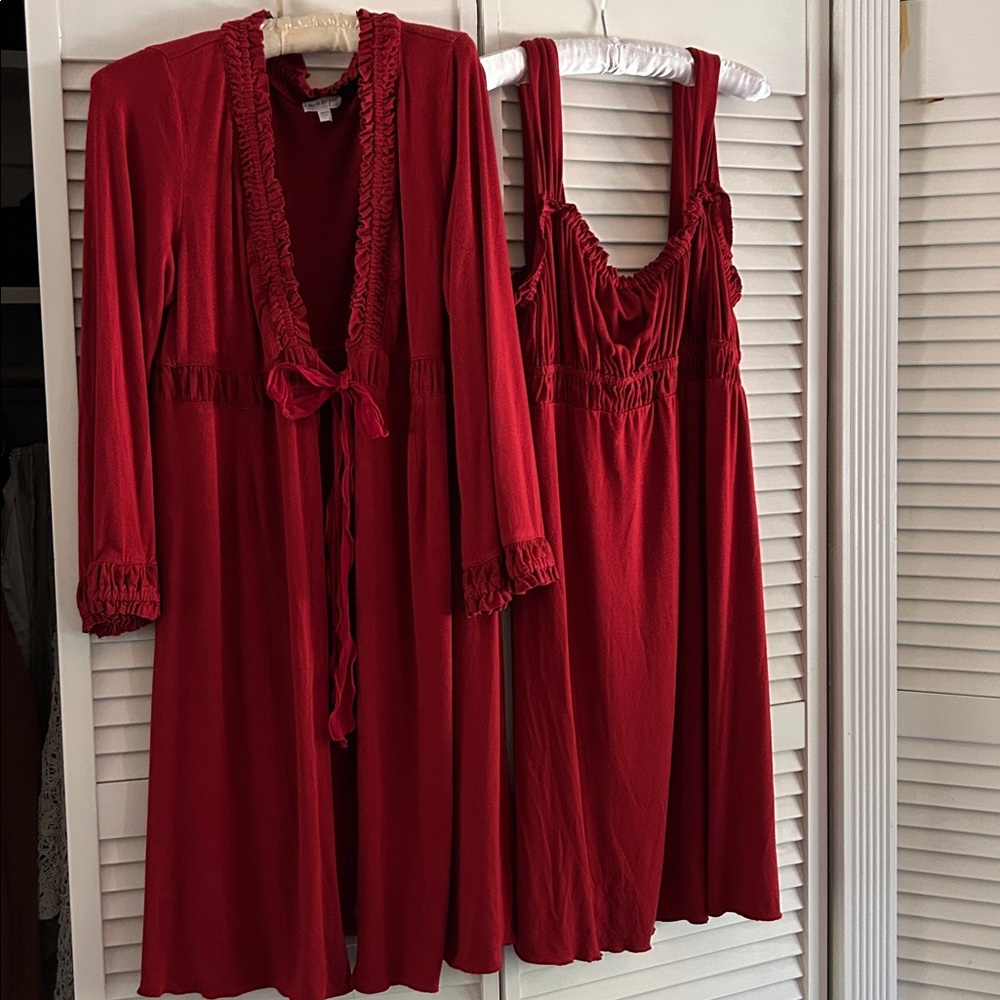 A Pea in the Pod candy apple red nightie and robe set, size L. Circa 2008